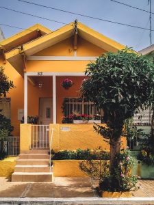 rumah-tempat-tinggal-bercat-kuning-dilengkapi-bermacam-tanaman