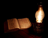 cahaya-lampu-petromak-menerangi-kitab-Allah-Alkitab-yang-terbuka